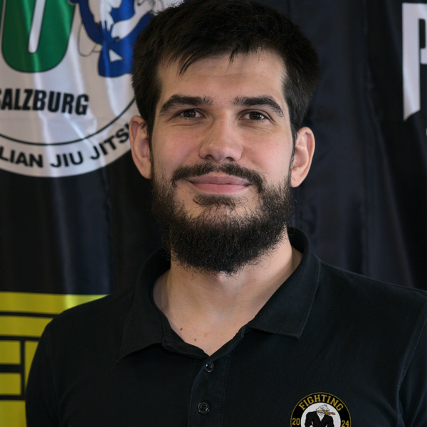 Haris, Coach